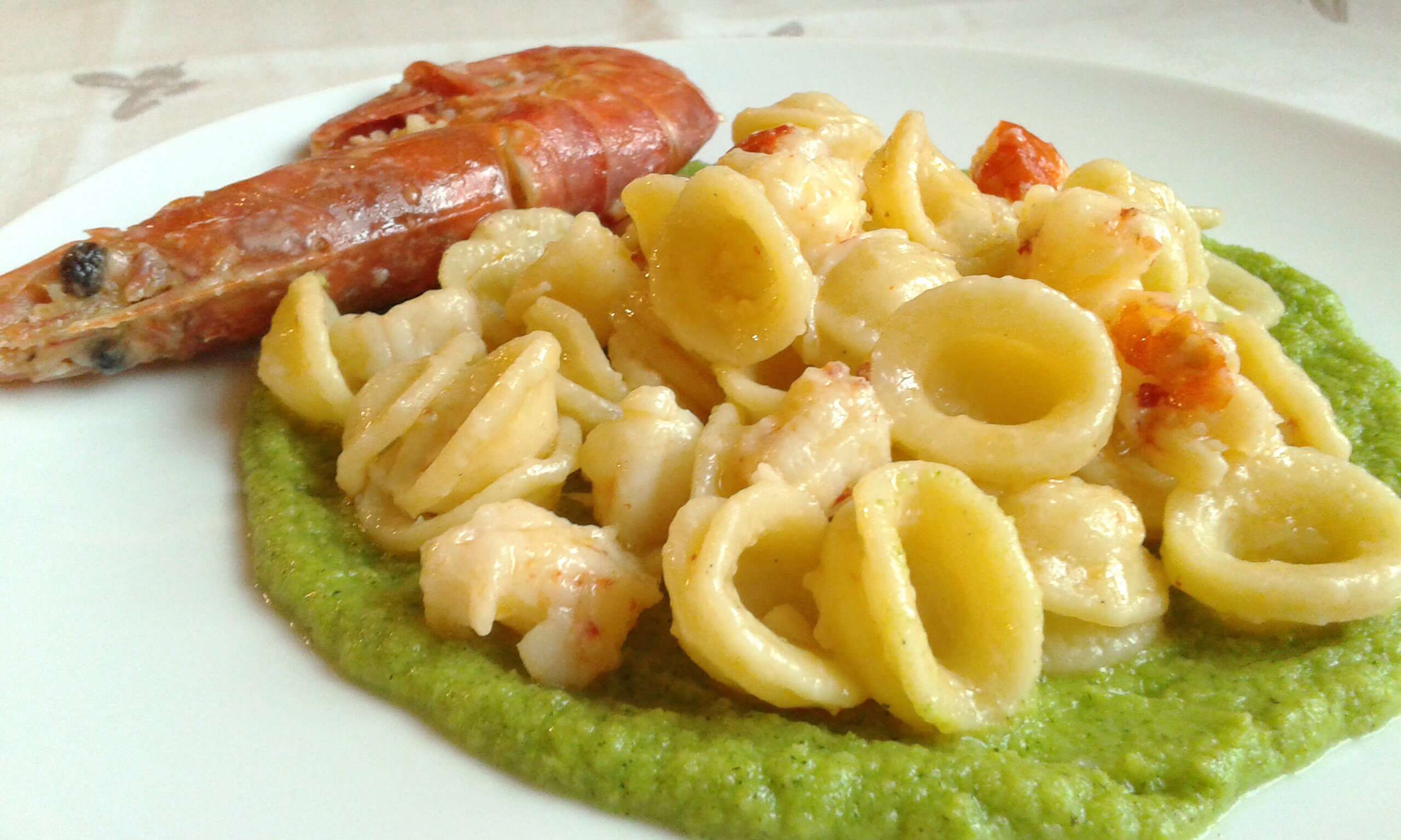 Orecchiette con gamberoni su crema di zucchine