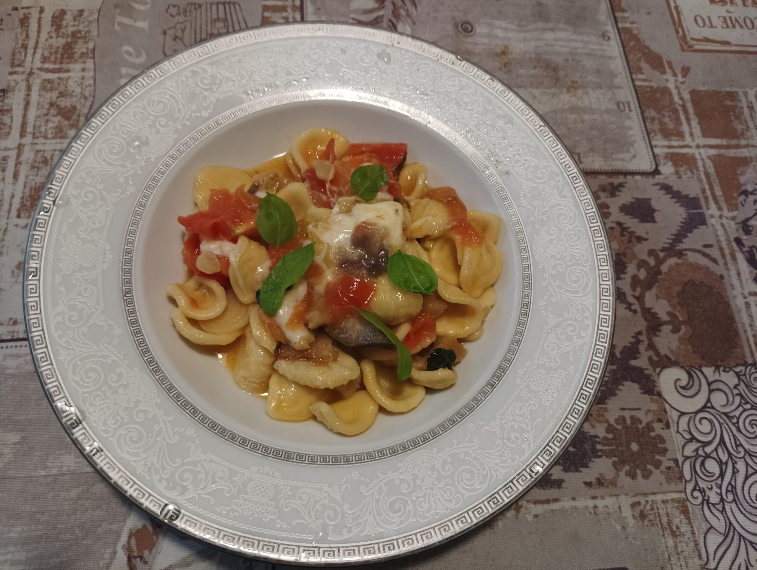 Orecchiette con melanzane e mozzarella