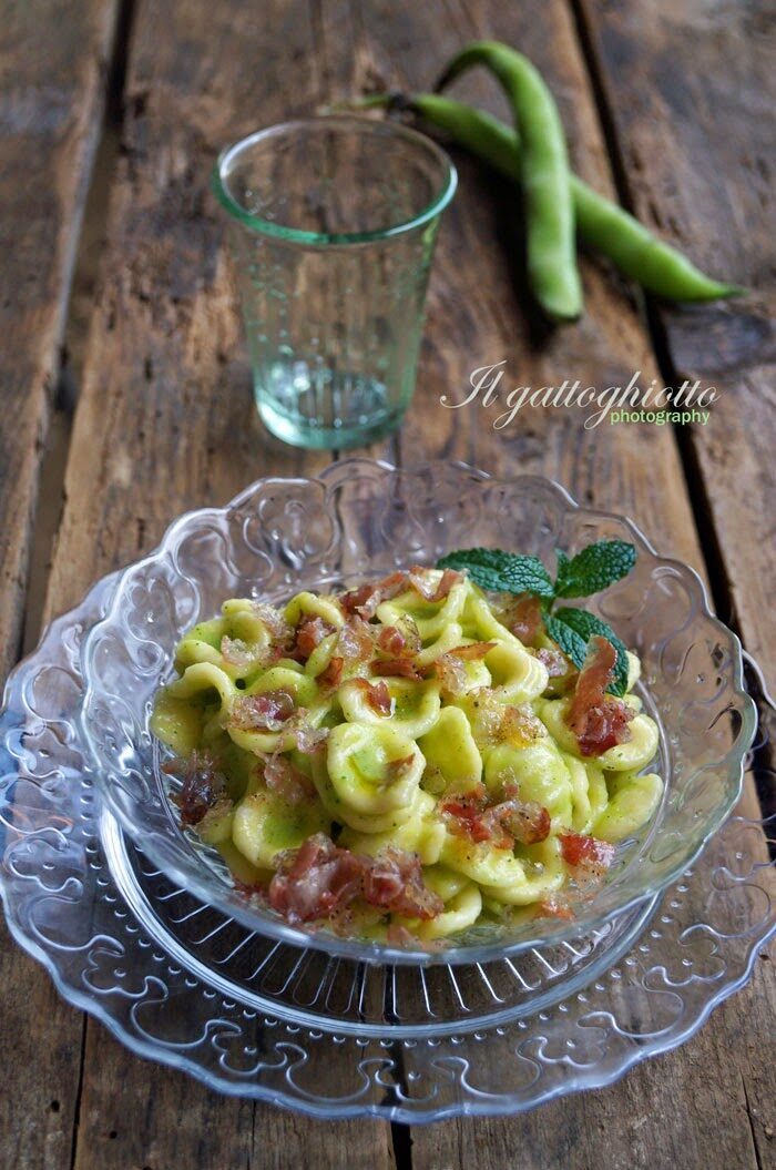 Orecchiette con pesto di fave e pancetta al pepe