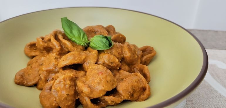 Orecchiette con pesto di mandorle e pomodori secchi