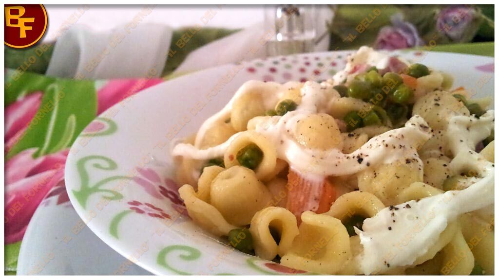 Orecchiette con piselli, carote e stracciatella