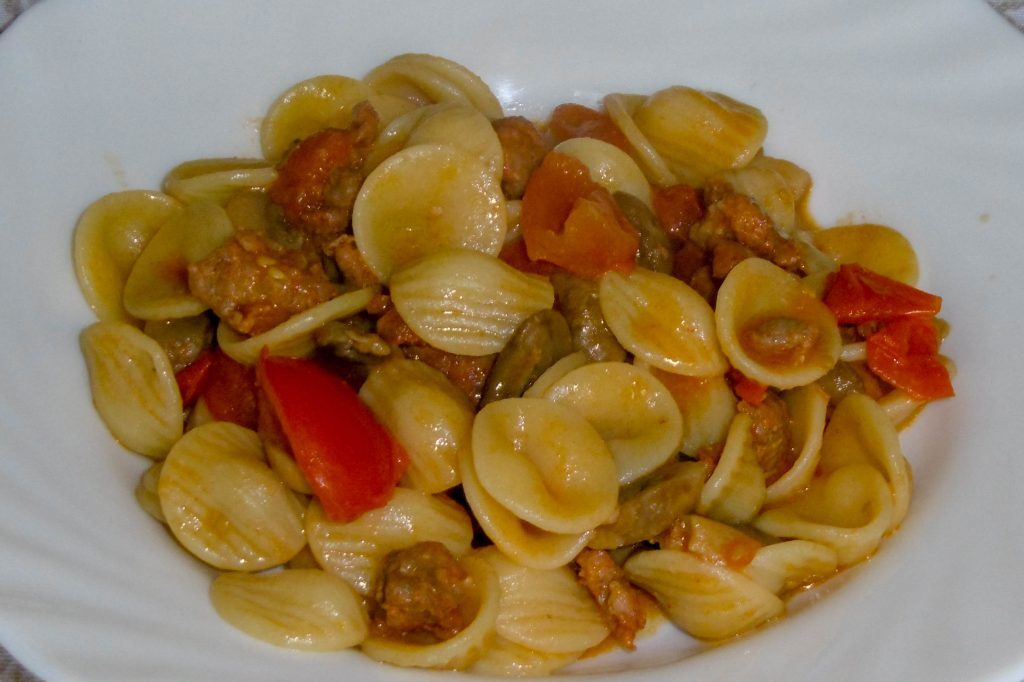 Orecchiette con pomodorini, salsiccia e funghi