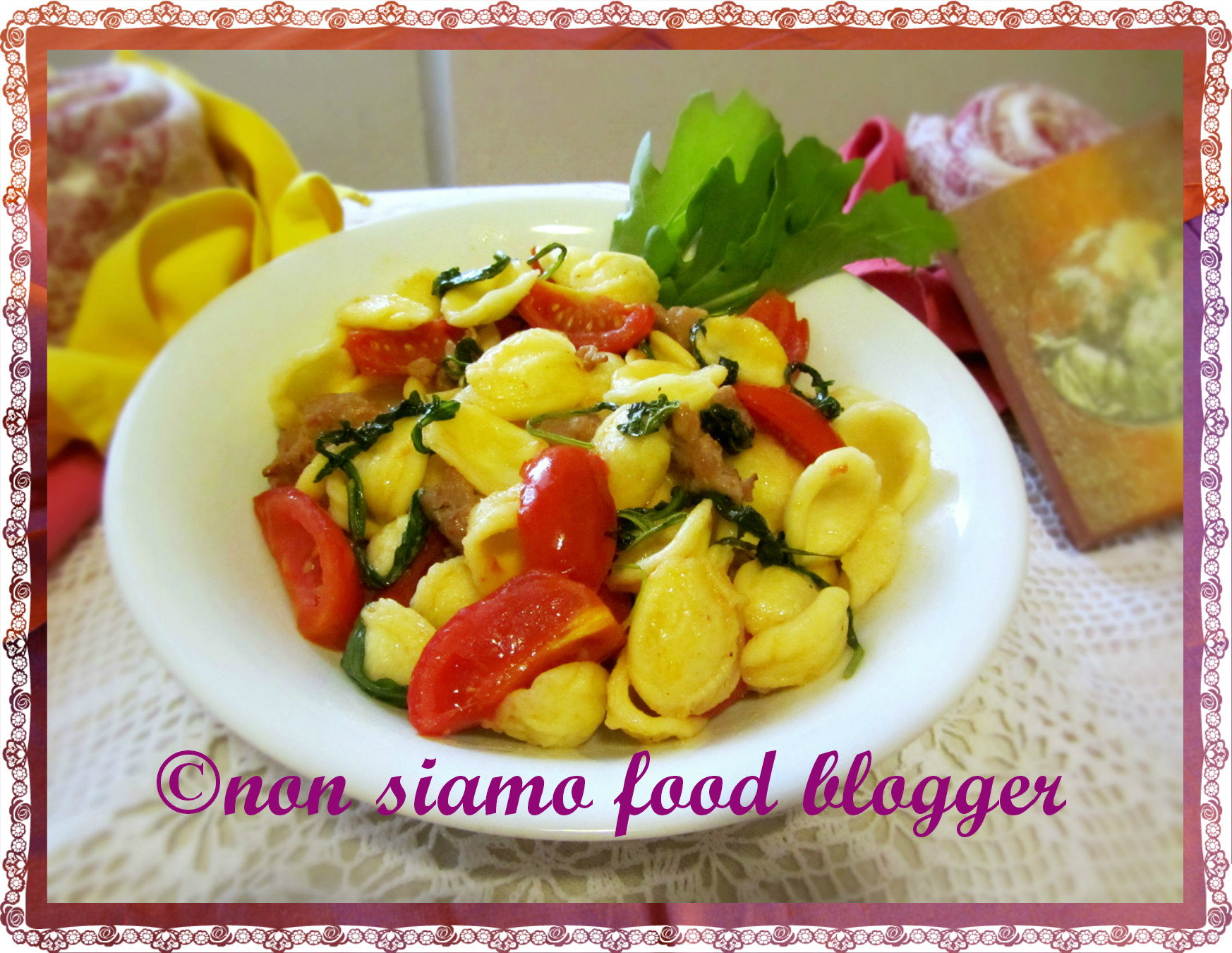 Orecchiette con rucola, pomodorini e salsiccia