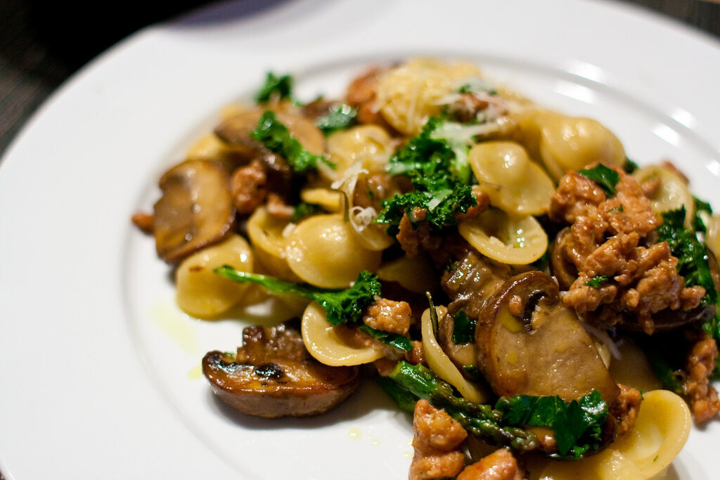 Orecchiette con salsiccia e funghi