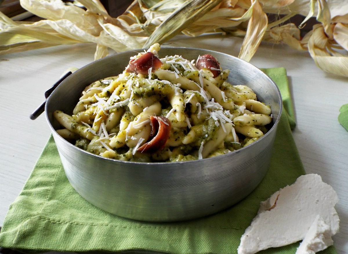 Orecchiette e maccheroncini con broccoletti e alici