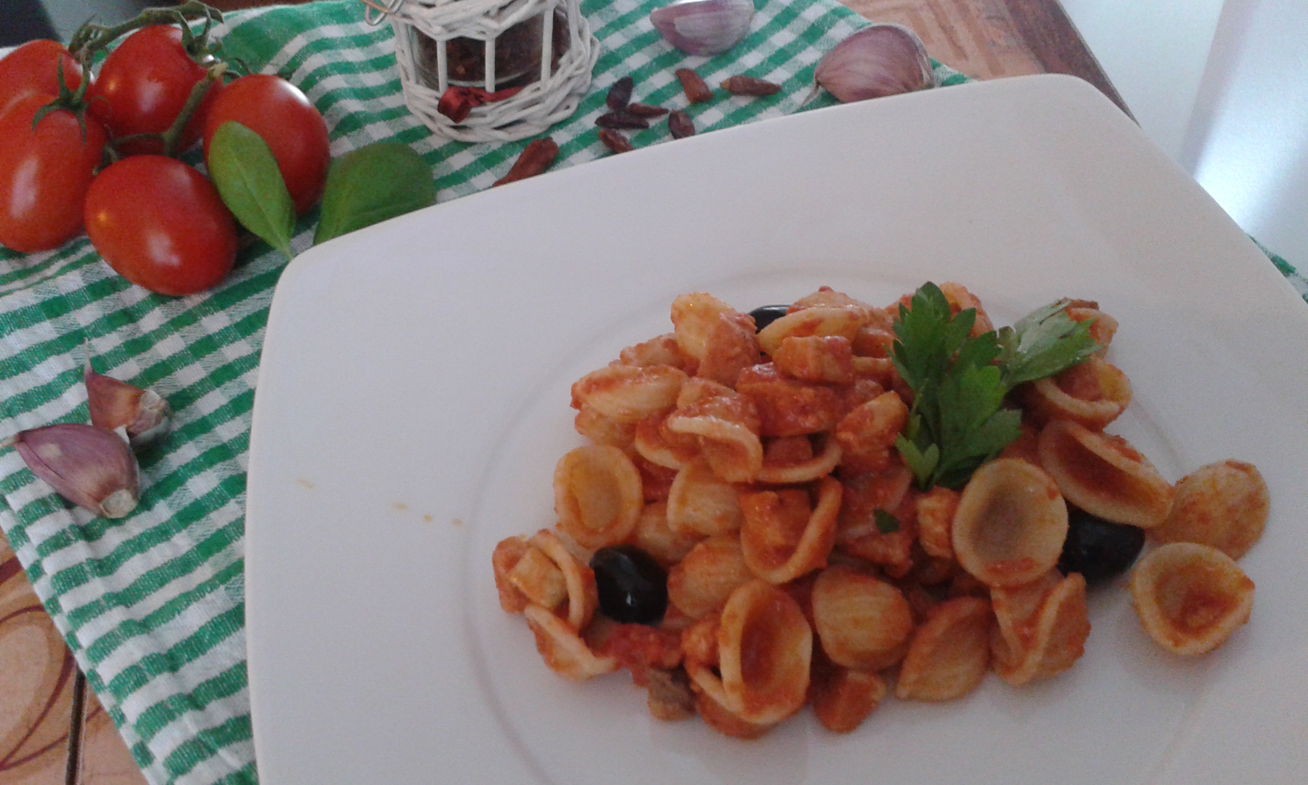 Orecchiette e pesce spada con pomodorini freschi