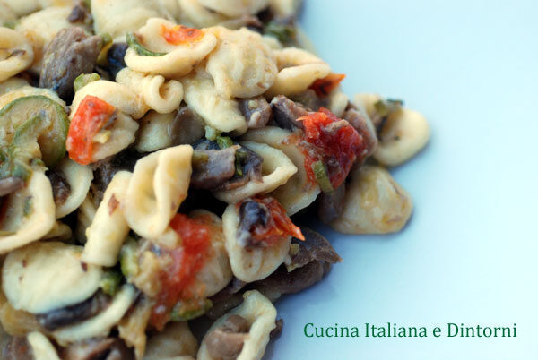 Orecchiette funghi, zucchini e pomodorini