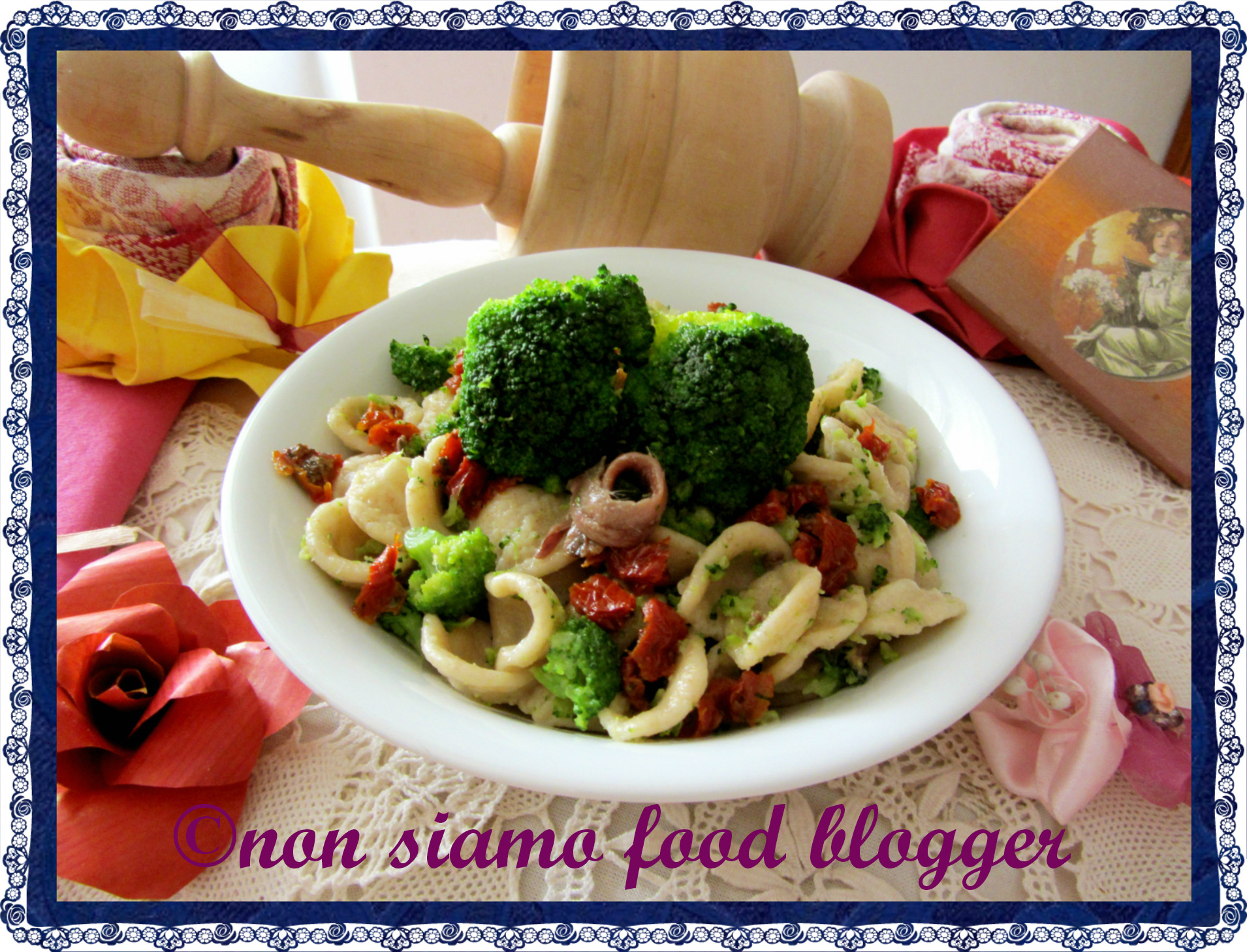 Orecchiette integrali con broccoli, pomodori secchi e acciughe