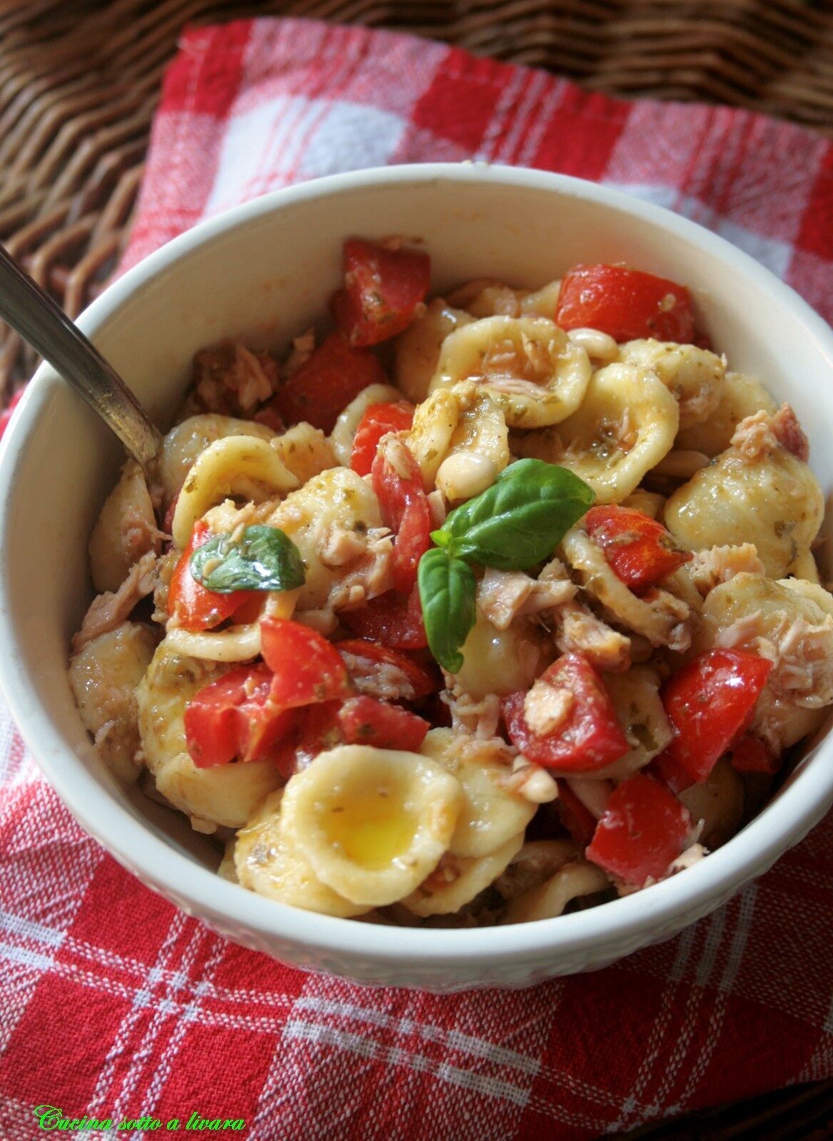 Orecchiette pesto , pomodorini e tonno