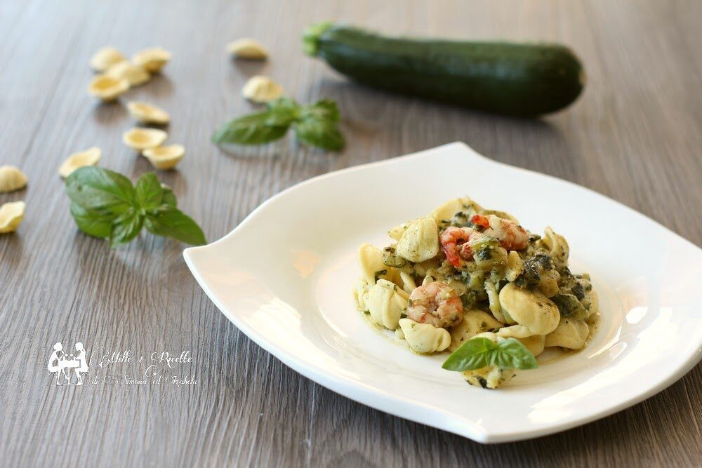 Orecchiette zucchine e gamberi con crema di basilico