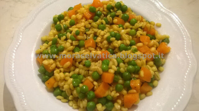 Orzo alla curcuma con piselli,carote e zenzero
