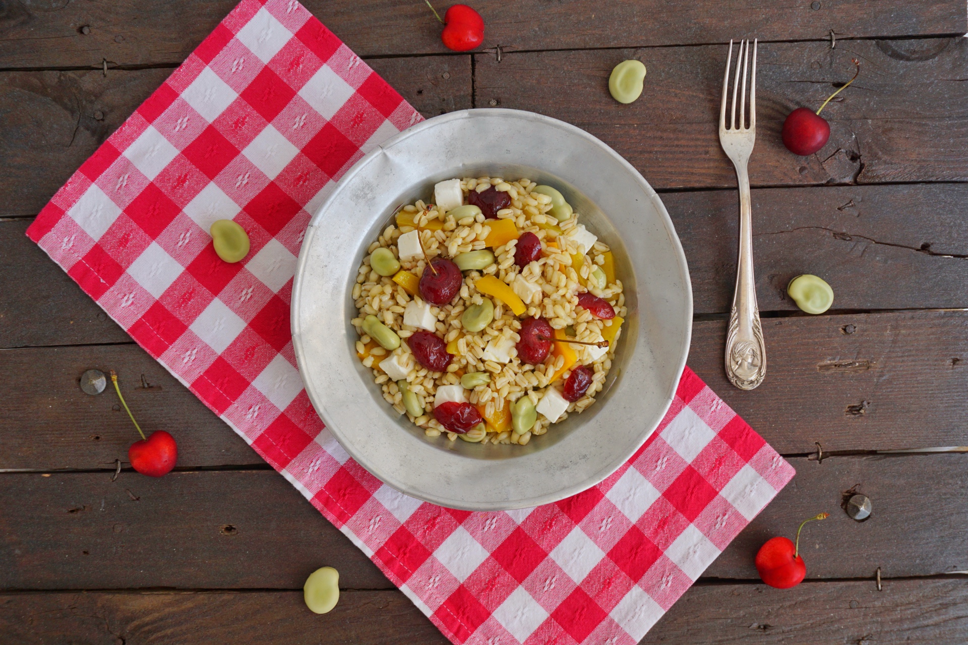 Orzo con fave, peperoni, feta e ciliegie caramellate