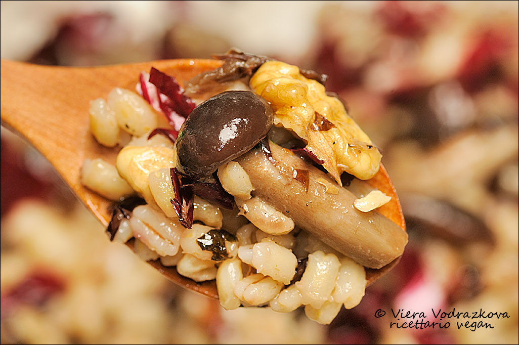 Orzo con funghi pioppini,radicchio rosso e noci