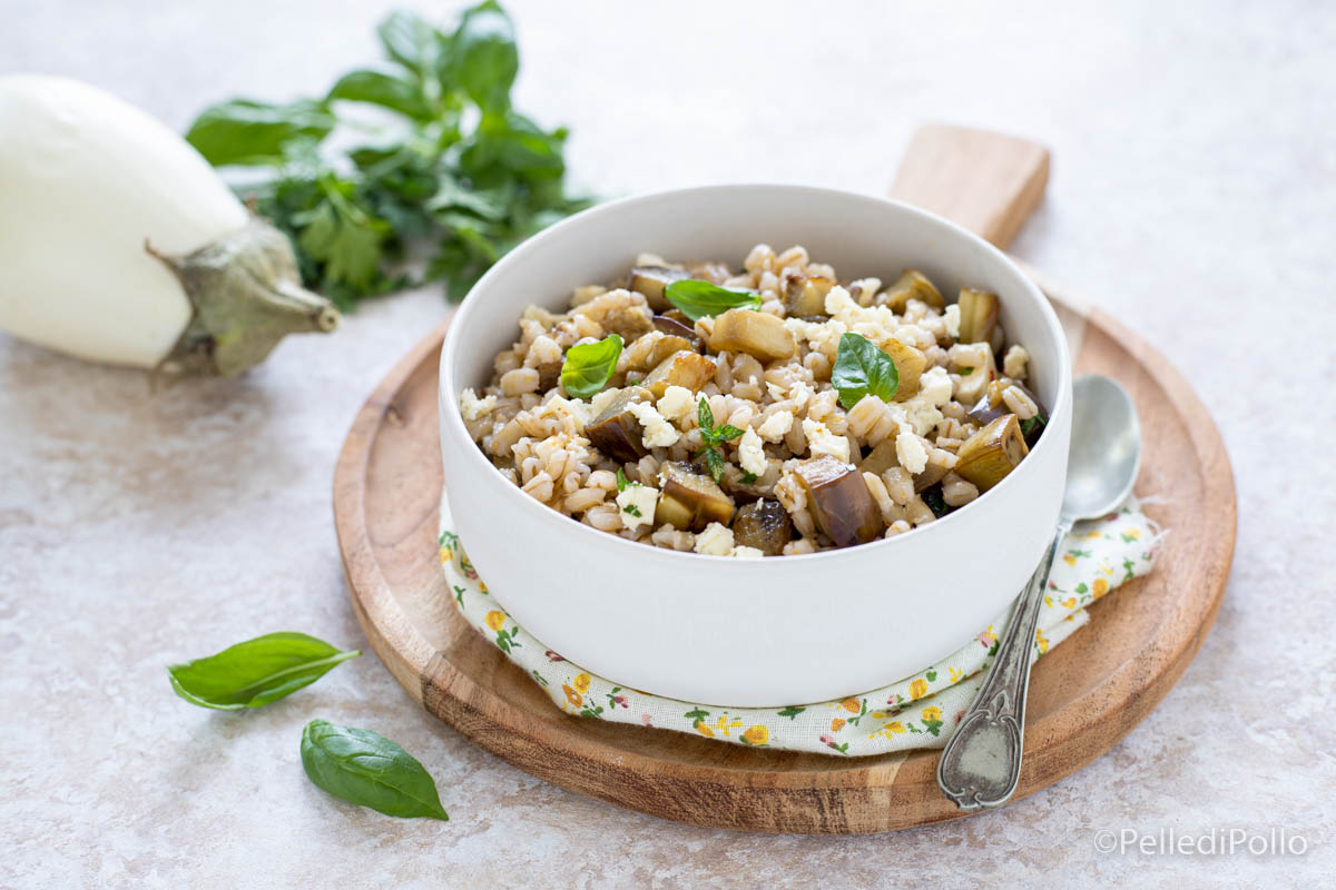 Orzo con melanzane, erbe e feta