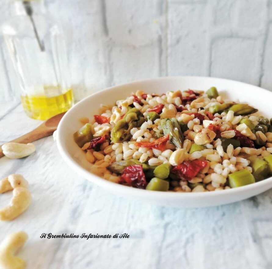 Orzo con pomodori secchi, asparagi e anacardi