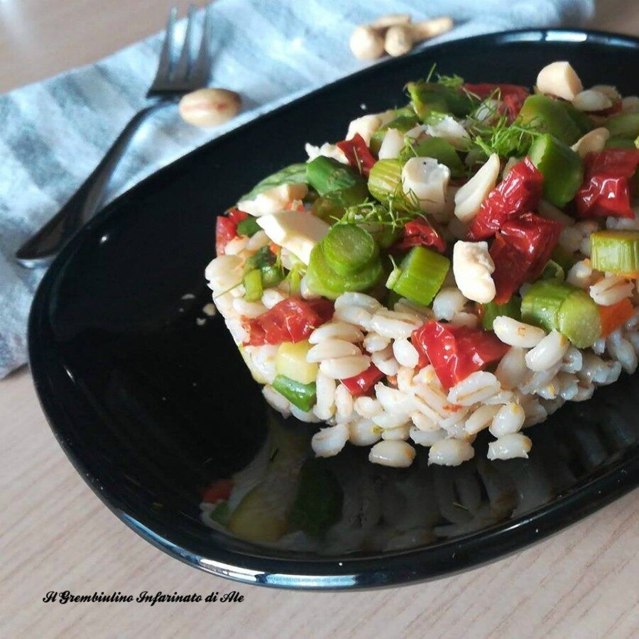 Orzo con pomodori secchi, asparagi e anacardi