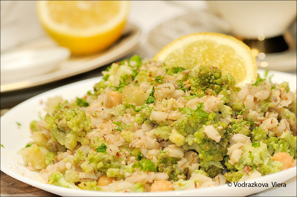 Orzo con romanesco e ceci con semini vari
