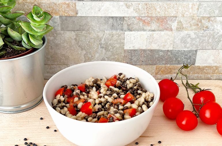 Orzo e lenticchie nere con pomodorini freschi