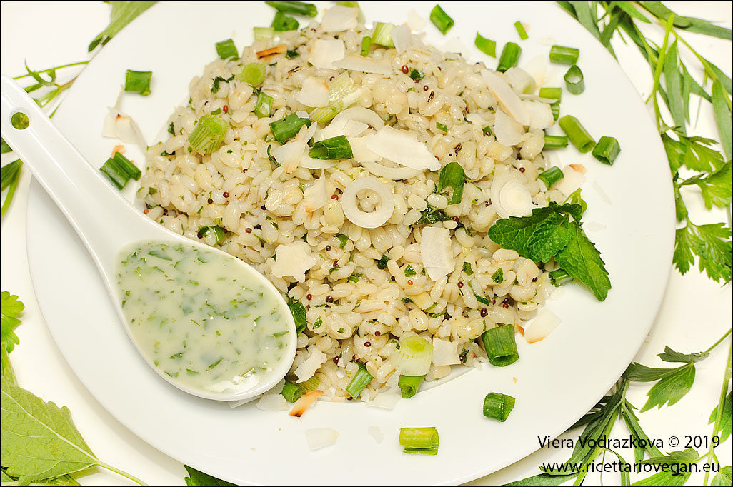 Orzo e urid dal al limone con erbe e spezie