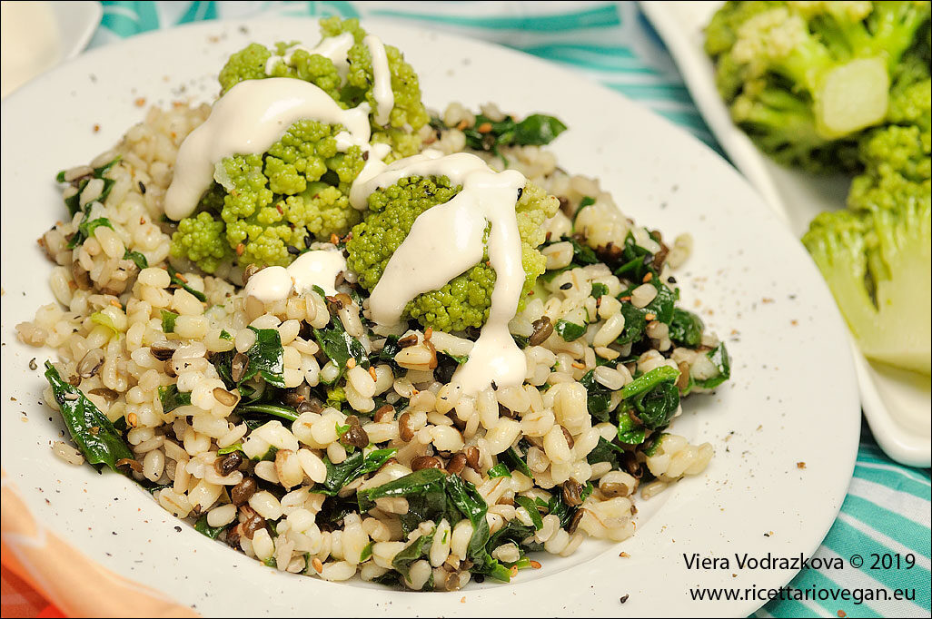 Orzo e urid dal chilka con cavolfiore verde