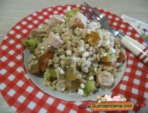 Orzo freddo aromatico salsiccia di pesce e pomodori atomic