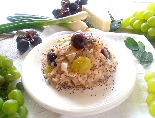 Orzo salad con succo di uva e uva fresca