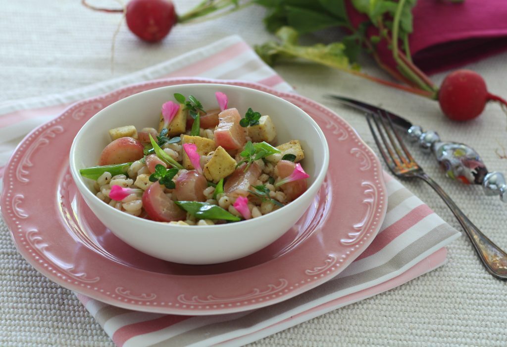 Orzo salad con tofu e ravanelli glassati
