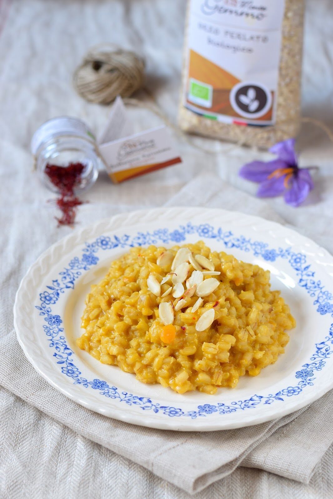 Orzotto alla zucca e zafferano con mandorle e stracchino