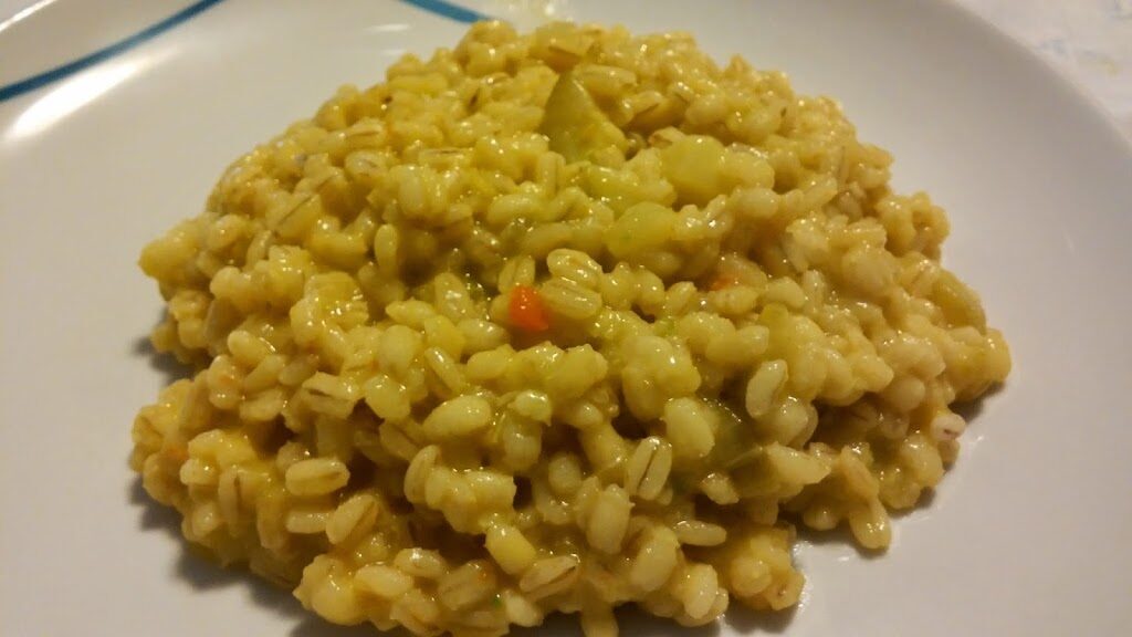 Orzotto allo zafferano con zucchine e crema verde