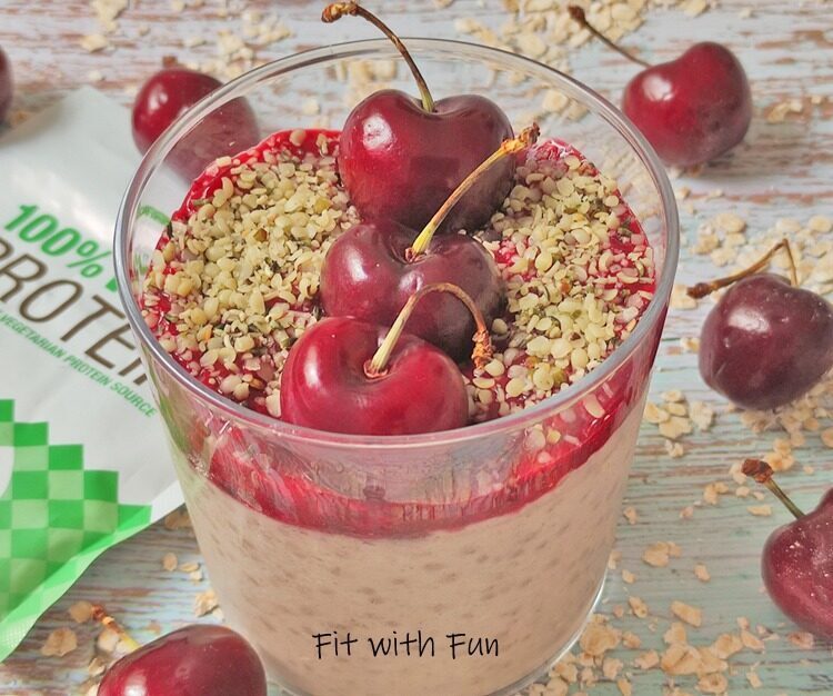 Overnight oats con chia e frutti rossi vegan proteico senza cottura