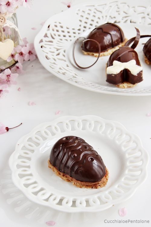 Ovetti ripieni di mousse leggera al cioccolato, lime e cocco