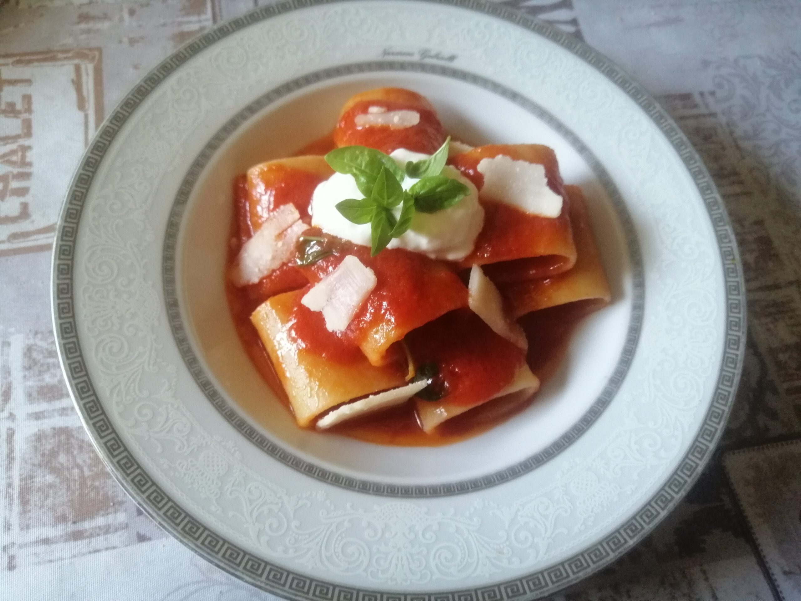 Paccheri al pomodoro con burrata