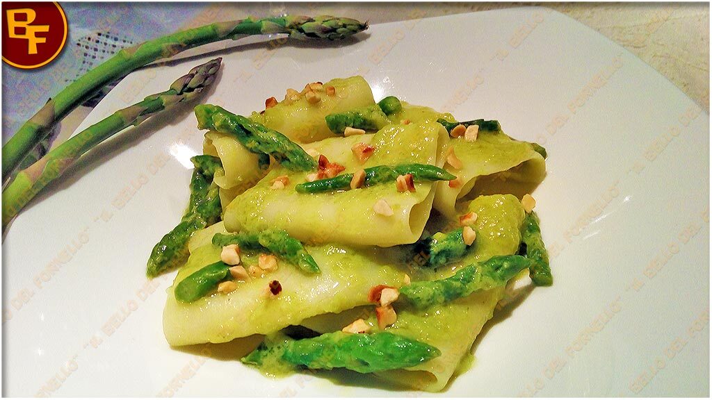 Paccheri asparagi e ricotta con granella di nocciole
