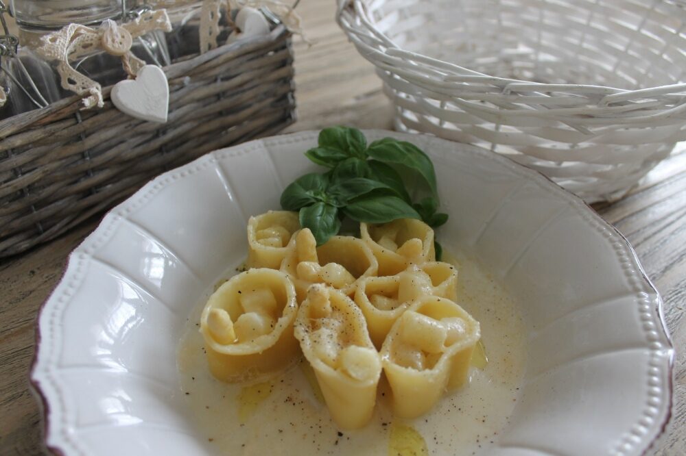 Paccheri con asparagi bianchi e crema di parmigiano