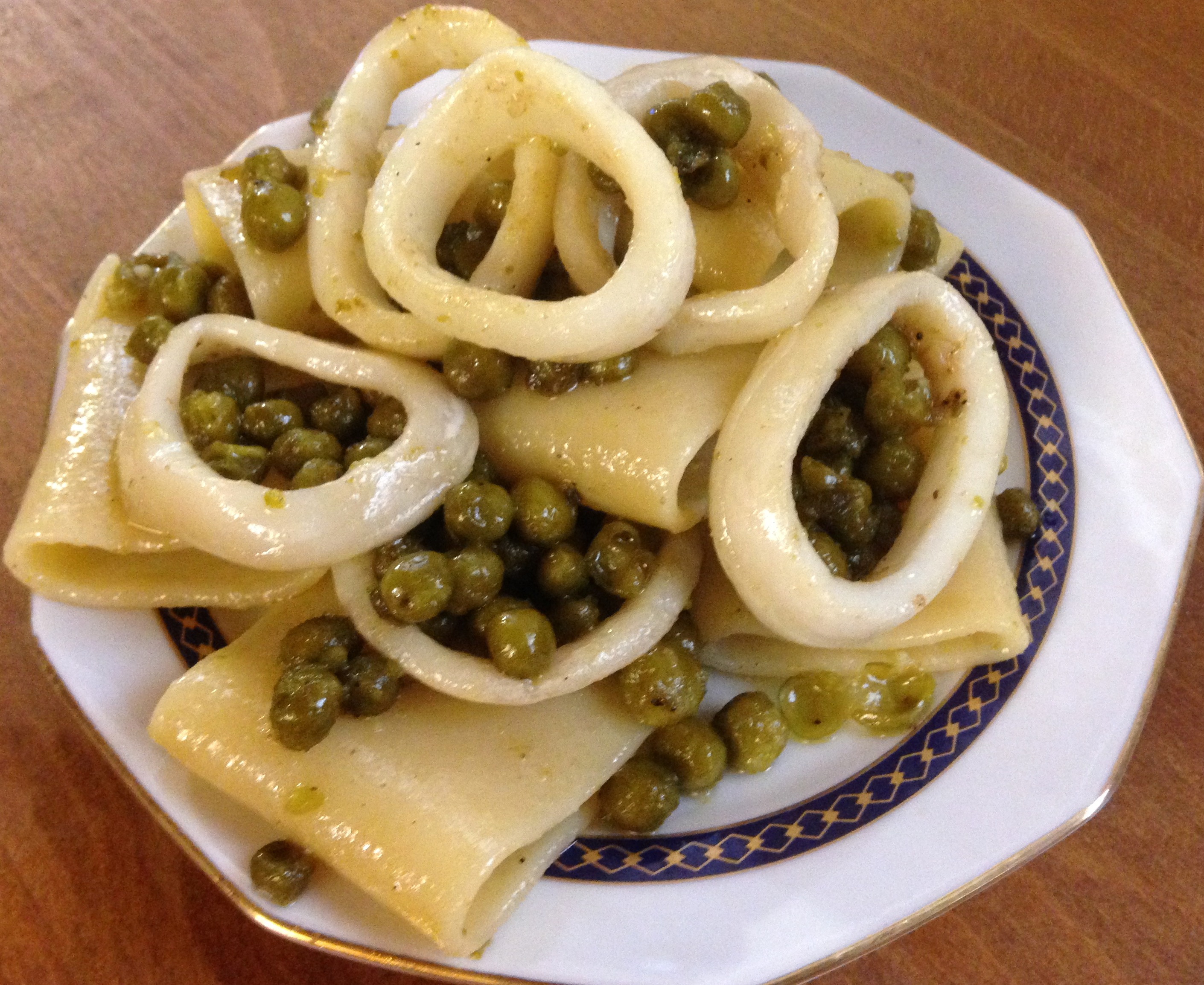 Paccheri con calamari e piselli