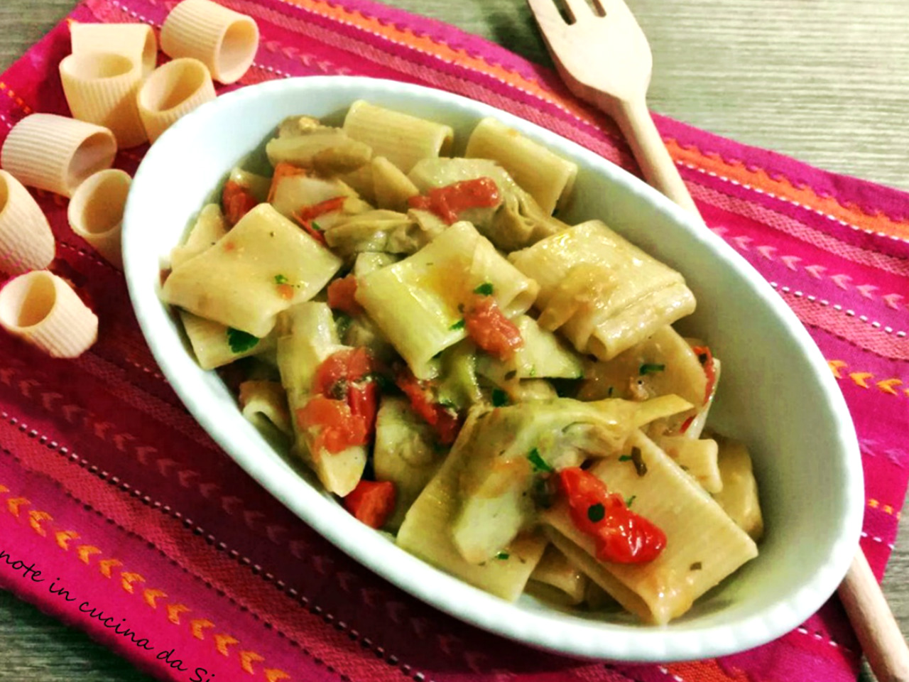 Paccheri con carciofi e pomodorini
