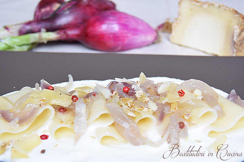 Paccheri con cipolle rosse di tropea e pecorino di fossa