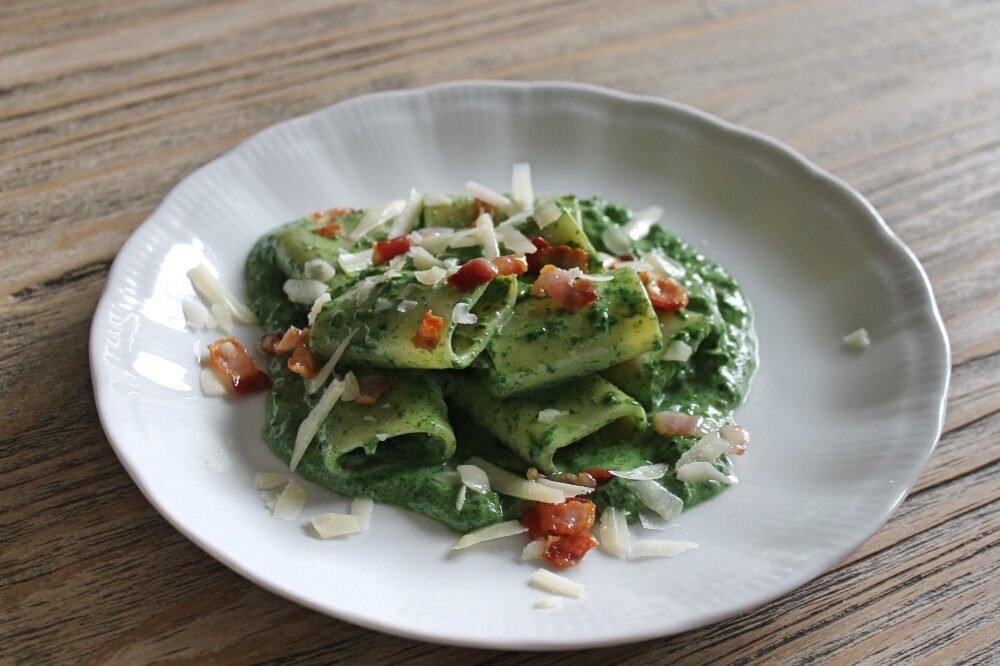 Paccheri con crema di spinaci e rigatino affumicato