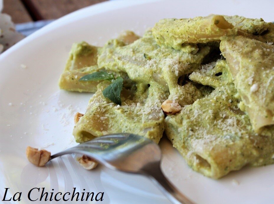 Paccheri con crema di zucchine, ricotta e nocciole..