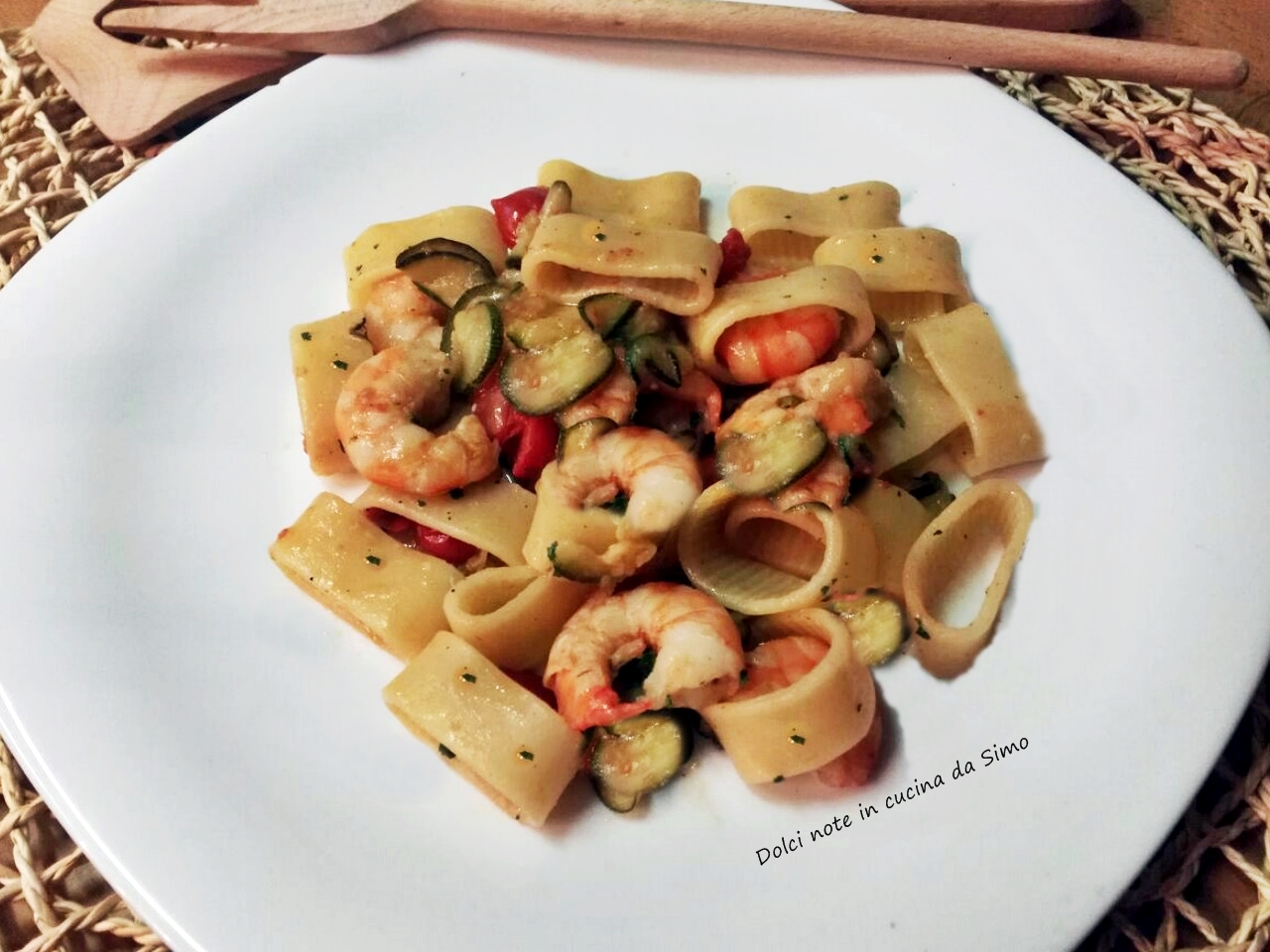 Paccheri con gamberetti e zucchine
