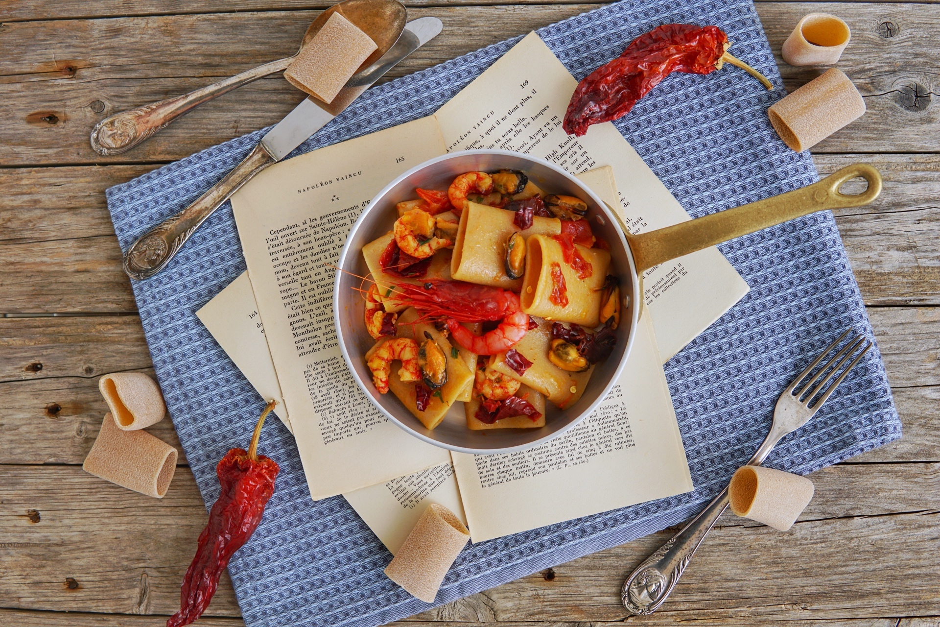 Paccheri con gamberi rossi, cozze e peperoni cruschi