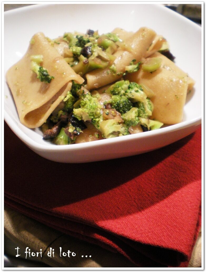 Paccheri con i broccoli, le acciughe e le olive nere