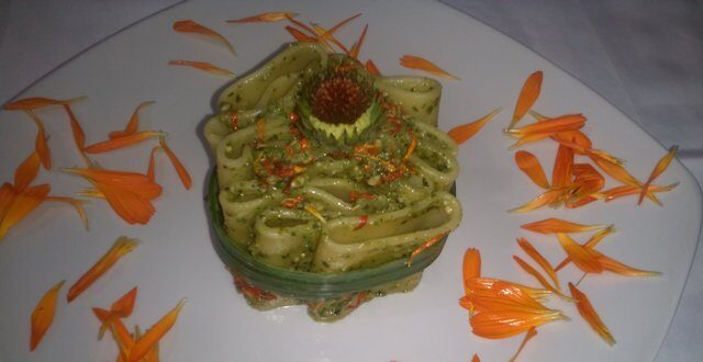 Paccheri con pesto alla Calendula