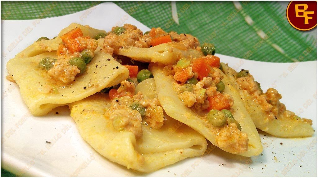 Paccheri con ragù di carote piselli e carne