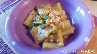 Paccheri con speck, asparagi e lamelle di mandorle