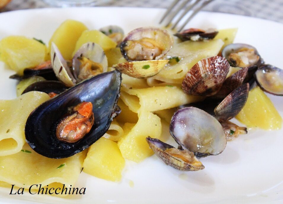 Paccheri con vongole, patate e cozze