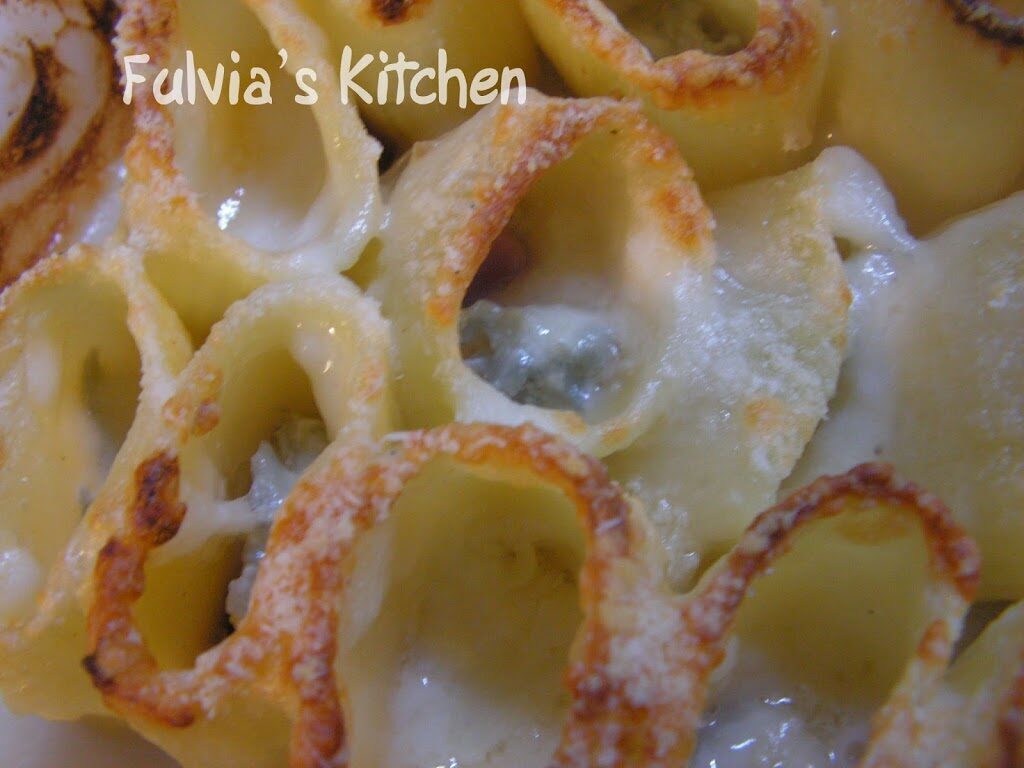 Paccheri gratinati con speck, gorgonzola e pinoli