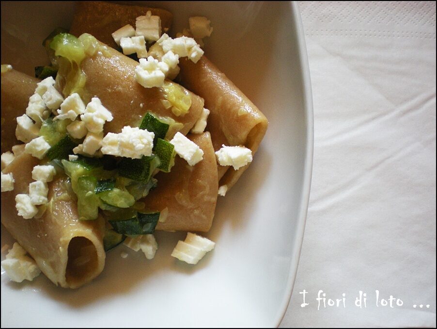 Paccheri integrali con zucchine e feta greca