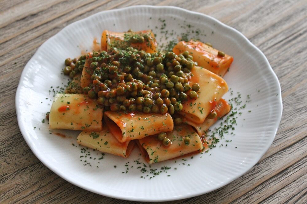 Paccheri pomodoro e piselli con prezzemolo e zenzero