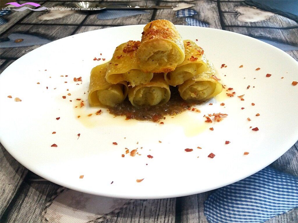 Paccheri ripieni di patate, olio al tartufo e sale rosa su crema ai funghi porcini e tartufo bianco e polvere di speck croccante